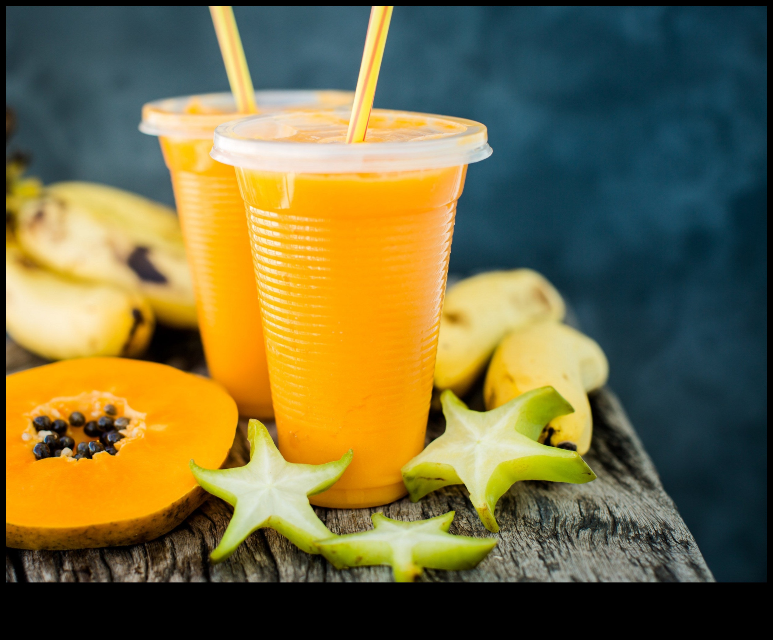 אלגנטיות טרופית: ללגום מיצי פירות טריים מעולים בסטייל