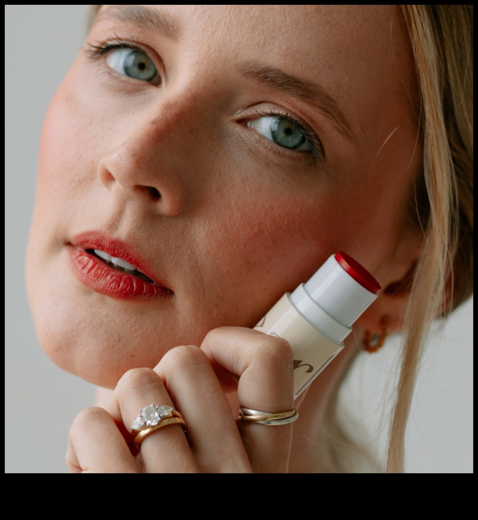 אהבת שפתון: חקירת הפיתוי של צבעי שפתיים עזים