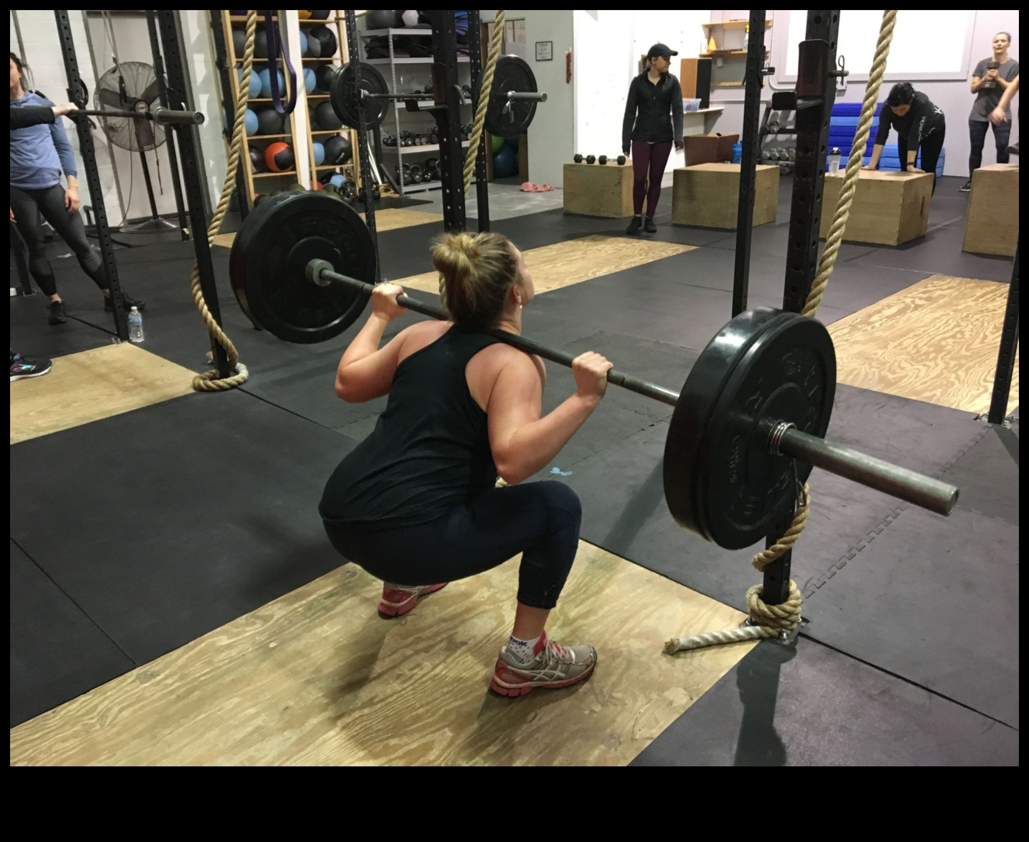 כוח בשלווה: אימון משקולות והשפעותיו המרגיעות על הנפש