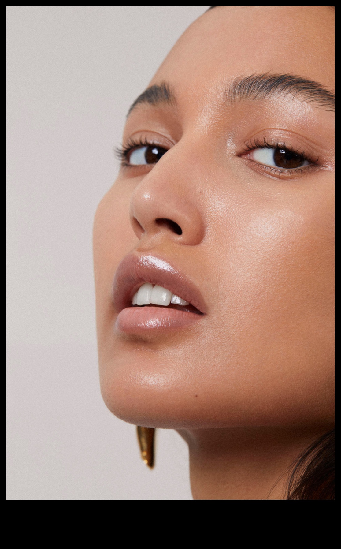 חיבוק שפתיים טבעי: השגת יופי ללא מאמץ עם גלוסים מינימליסטיים