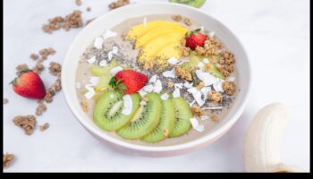 Smoothie Bowls 101: יצירת יצירות מופת של פירות אינסטה ראויות