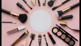 החשיבות של ארגונומיה בכלי איפור: כלים שמרגישים טוב כמו שהם נראים