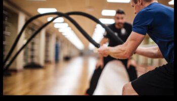 הרמת משקולות מודעת: בניית חוסן רגשי באמצעות אימון כוח