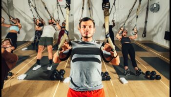 כוח בשלווה: אימון משקולות והשפעותיו המרגיעות על הנפש