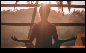 זוהר פנימי: העלה את הרווחה הגופנית היומית שלך באמצעות מדיטציה