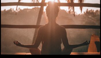 זוהר פנימי: העלה את הרווחה הגופנית היומית שלך באמצעות מדיטציה