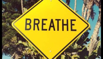 רגוע בתוך כאוס: ניווט שלווה פנימית עם הקלה אפקטיבית של מתחים